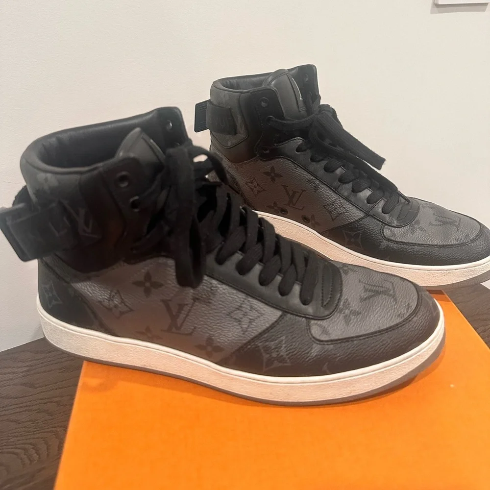 Louis Vuitton - Picture 3 of 7